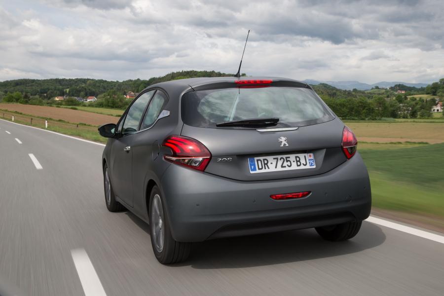  Peugeot 208 3-Door 2015 года  (фото 9 из 15)